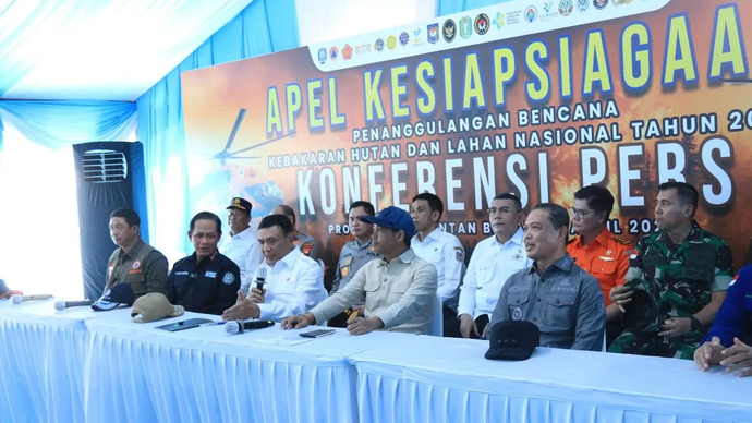 Menteri Kehutanan Raja Juli Antoni bersama Gubernur Kalbar Ria Norsan, Menteri Koordinator Bidang Politik dan Keamanan (Menko Polkam) Djamari Chaniago dan Kepala BNPB Letjen TNI Dr. Suharyanto memberikan keterangan pers usah kegiatan Apel Siaga Karhutla di Kalbar pada Kamis 16 April 2026. ANTARA/Rendra Oxtora