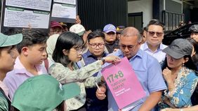 Sejumlah influencer atau pemengaruh, musisi, komunitas, hingga jejaring organisasi masyarakat sipil yang tergabung dalam Kolektif 17+8 Indonesia Berbenah menyerahkan dokumen fisik tuntutan rakyat 17+8 kepada DPR RI di Gerbang Pancasila. 