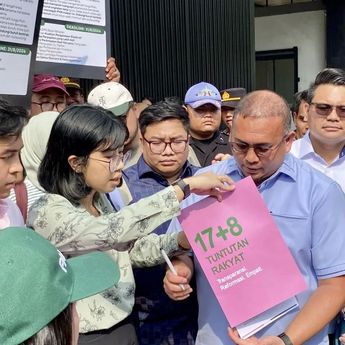 Kolektif 17+8 Indonesia Berbenah Serahkan Tuntutan Rakyat ke DPR