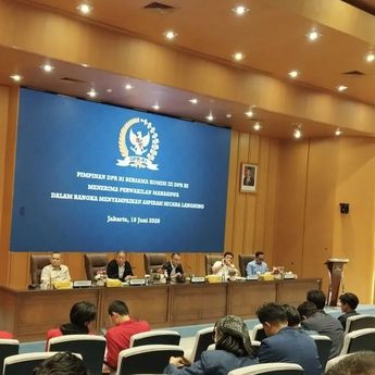 Dasco Telepon Bahlil dan Kepala BGN Saat Terima Aspirasi Mahasiswa di DPR