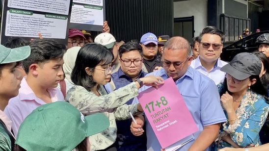 Kolektif 17+8 Indonesia Berbenah Serahkan Tuntutan Rakyat ke DPR