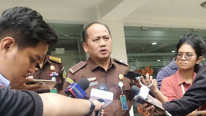 Kepala Pusat Penerangan Hukum (Kapuspenkum) Kejaksaan Agung Anang Supriatna berbicara dengan awak media di Gedung Kejaksaan Agung, Jakarta, Senin, 4 Agustus 2025.