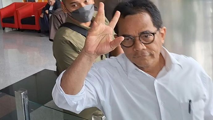 Arsip - Sekjen DPR Indra Iskandar meninggalkan Gedung Merah Putih KPK, Jakarta Selatan, usai diperiksa penyidik sebagai saksi dalam kasus dugaan korupsi pengadaan kelengkapan rumah jabatan anggota DPR, Kamis (14/3/2024). 