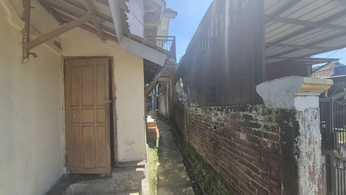 Kondisi sekitar rumah pelaku Aep Saepudin (42), terduga pelaku peredaran senjata api ilegal di Rancasepat, Rancaekek, Kabupaten Bandung, Senin (13/4/2026). ANTARA/Ilham Nugraha.