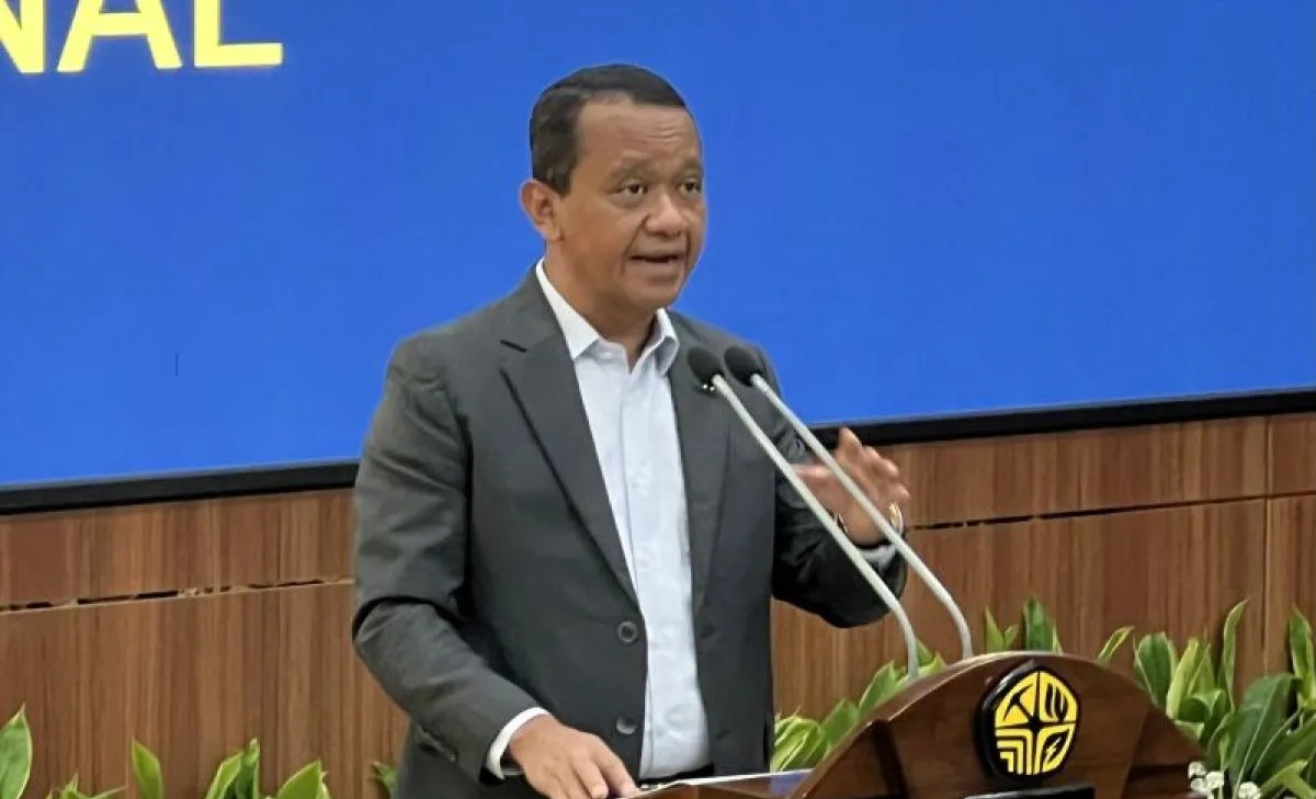 Menteri Energi dan Sumber Daya Mineral (ESDM) Bahlil Lahadalia dalam konferensi pers Penemuan Gas Raksasa di Kalimantan Timur yang digelar di Kantor Kementerian ESDM Jakarta, Senin (20/4/2026). (ANTARA/Putu Indah Savitri) <b>(Antara)</b>