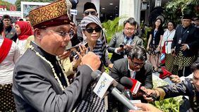 Wakil Ketua DPR RI Sufmi Dasco Ahmad menegaskan bahwa DPR menghormati aksi unjuk rasa masyarakat di depan Gedung MPR, DPR, DPD RI, Jakarta, Senin, 25 Agustus 2025. Ia menyebut aspirasi massa akan menjadi bahan introspeksi, namun mengingatkan agar dem