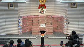 Komisi Pemberantasan Korupsi (KPK) menegaskan bahwa uang Rp300 miliar yang dipamerkan pada Kamis kemarin, 20 November 2025, bukan berasal dari pinjaman bank, melainkan ditarik dari rekening penampungan milik lembaga antirasuah tersebut yang disimpan 