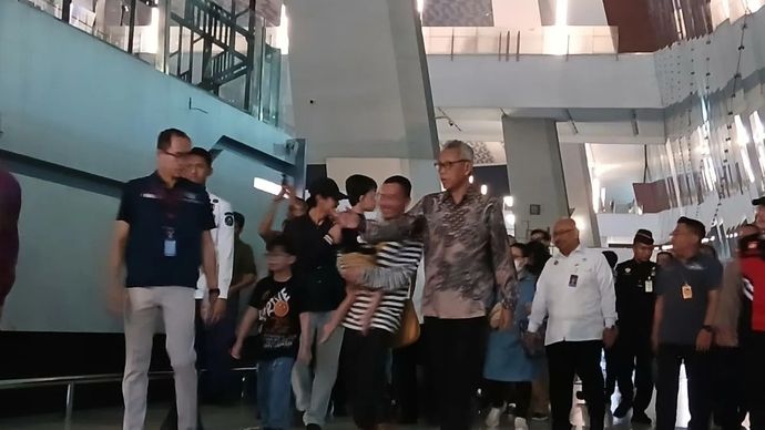 Para WNI tiba di Bandara Internasional Soekarno-Hatta, Tangerang, Banten setelah dievakuasi dari Iran.