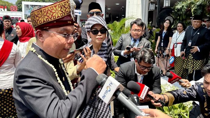 Wakil Ketua DPR Sufmi Dasco Ahmad (kiri) menjawab pertanyaan wartawan saat ditemui selepas Upacara Peringatan Detik-Detik Proklamasi Kemerdekaan Republik Indonesia di Istana Merdeka, Jakarta, Minggu, 17 Agustus 2025.