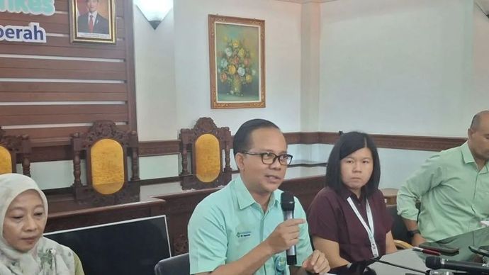 Direktur Medik dan Keperawatan RSUP Ngoerah Denpasar dr. I Made Darmajaya bersama tim memberikan keterangan kepada wartawan terkait autopsi jenazah WNA Australia Byron James Dumschat di Denpasar, Bali, Rabu, 24 September 2025.