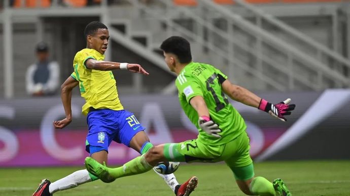 Kiper Timnas Argentina Jeremias Florentin (kanan) berupaya menghadang pesepak bola Timnas Brasil Estevao pada perempat final Piala Dunia U-17 2023 di Jakarta International Stadium, Jakarta.
