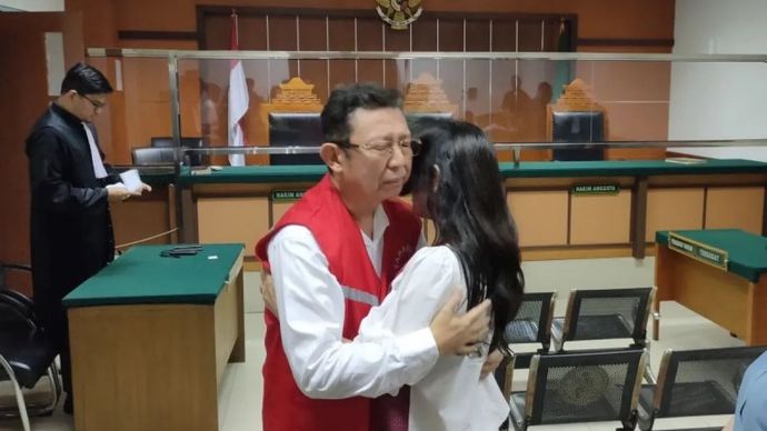 Mantan Direktur Direktur Utama PT. Cipta Aset Digital (CAD), Budi Sukandi (BS) menangis usai divonis penjara empat tahun delapan bulan oleh Majelis Hakim Pengadilan Negeri Jakarta Barat (PN Jakbar).