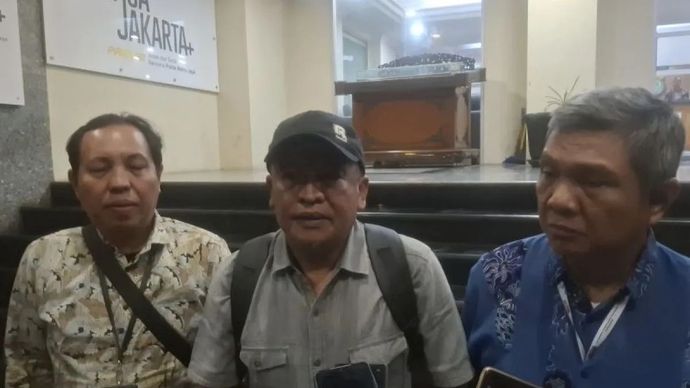 Ketua Bidang Pembelaan dan Pembinaan Hukum PWI Pusat Anrico Pasaribu (tengah)i di Polda Metro Jaya, Selasa, 28 Juli 2026.
