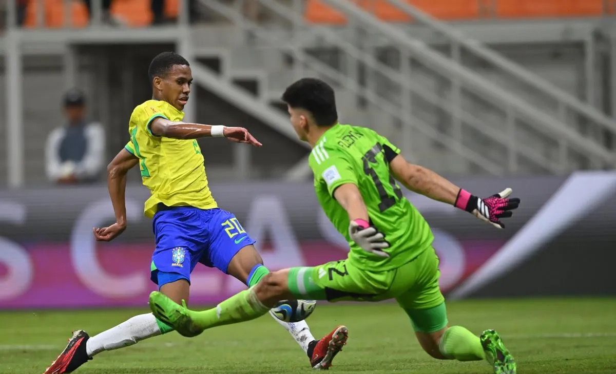 Kiper Timnas Argentina Jeremias Florentin (kanan) berupaya menghadang pesepak bola Timnas Brasil Estevao pada perempat final Piala Dunia U-17 2023 di Jakarta International Stadium, Jakarta. <b>(Antara)</b>