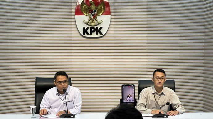 Pelaksana Tugas Deputi Penindakan dan Eksekusi Komisi Pemberantasan Korupsi Asep Guntur Rahayu (kiri depan) bersama Juru Bicara KPK Budi Prasetyo (kanan depan) memberikan keterangan di Gedung Merah Putih KPK, Jakarta, Kamis, 25 September 2025.