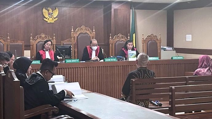 Dua terdakwa kasus dugaan korupsi pengadaan LNG Pertamina, Hari Karyuliarto dan Yenni Andayani, dalam sidang pembacaan tuntutan di Pengadilan Tipikor pada PN Jakpus, Senin, 13 April 2026.