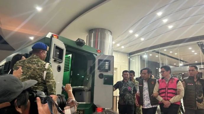 Komisaris PT YAT Andrew Mulyono (AM) digiring tim Jampidsus ke mobil tahanan usai ditetapkan sebagai tersangka kelima kasus dugaan korupsi program Makan Bergizi Gratis (MBG) pada Badan Gizi Nasional (BGN) tahun 2025&ndash;2026, Jumat, 12 Juni 2026.