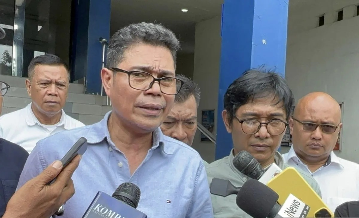 Kritikus politik Faizal Assegaf (kiri) melaporkan juru bicara (jubir) Komisi Pemberantasan Korupsi (KPK) Budi Prasetyo ke Polda Metro Jaya, Selasa (14/4/2026). ANTARA/Ilham Kausar <b>(Antara)</b>