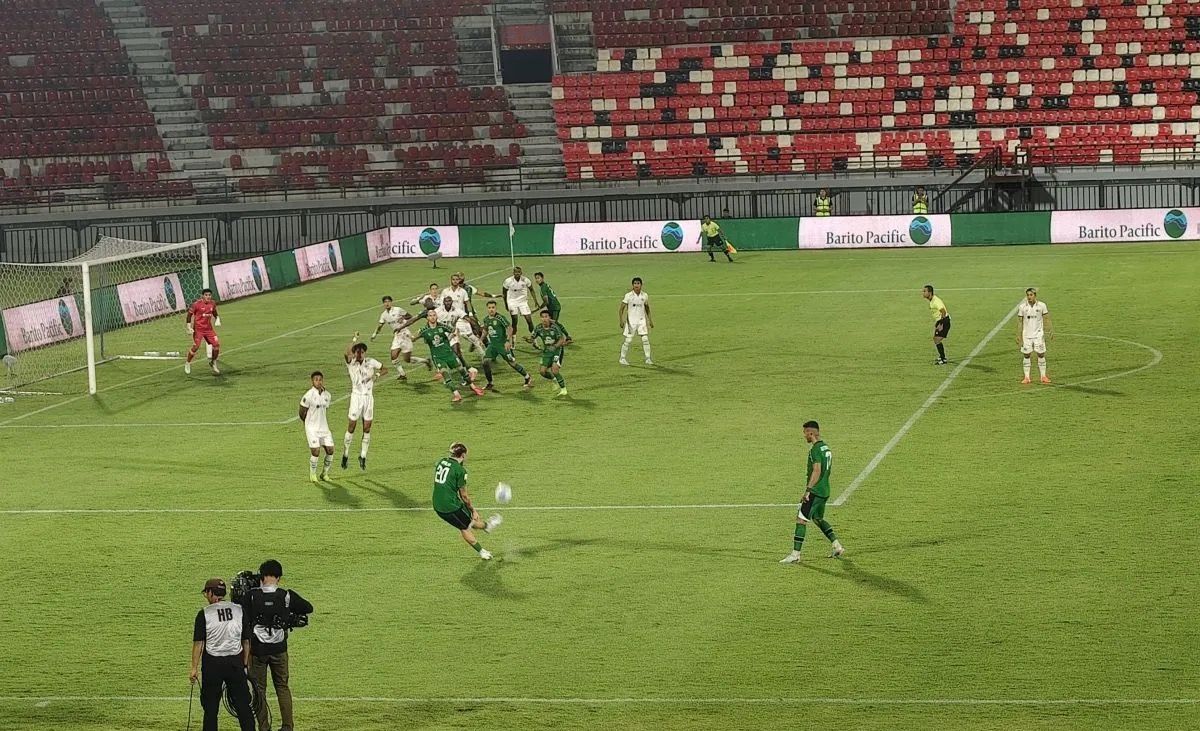 Pemain Persebaya Surabaya Diogo Sa Ramalho melakukan tendangan bebas ke gawang Arema FC pada babak semifinal Piala Presiden 2026 di Stadion Kapten I Wayan Dipta, Kabupaten Gianyar, Bali, Selasa, 4 Agustus 2026. <b>(Antara)</b>