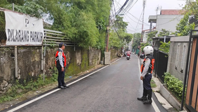 Sejumlah kendaraan yang sebelumnya parkir sembarangan di Jalan Damai RT 02/01, Kelurahan Kalisari, Kecamatan Pasar Rebo, Jakarta Timur, kini telah dipindahkan oleh pemiliknya.