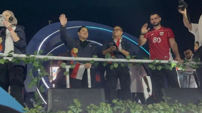 Pemain bola Jordi Amat bersama Menteri BUMN Erick Thohir ikut naik dalam truk Karnval Kemerdekaan dari Kementerian Badan Usaha Milik Negara (BUMN) dalam kegiatan memperingati HUT ke-80 Republik Indonesia, di Jakarta, Minggu 17 Agustus 2025. (ANTARA/Sri Dewi Larasati)