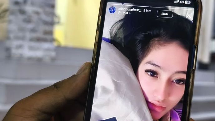 Seorang warga melihat unggahan cerita Misri, tersangka kasus kematian Brigadir Nurhadi dalam akun instagram pribadinya bernama misripuspita11_ melalui gawai di Mataram, NTB, Selasa, 9 September 2025.