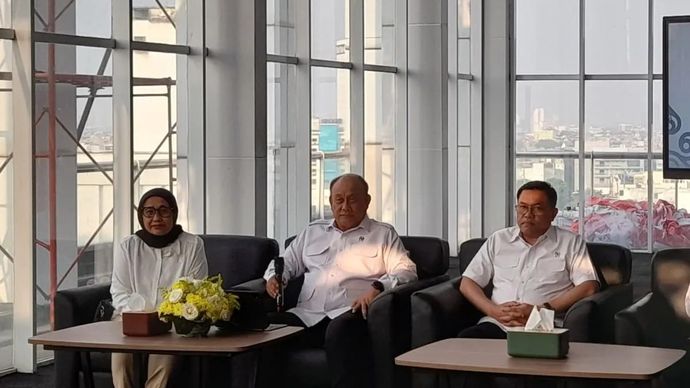 Dari kiri ke kanan, Wakil Kepala BGN Nanik S. Deyang, Kepala BGN Dadan Hindayana, Wakil Kepala BGN Sony Sanjaya dalam konferensi pers di Kantor BGN, Jakarta Pusat, Senin 22 September 2025. ANTARA/Lintang Budiyanti Prameswari.