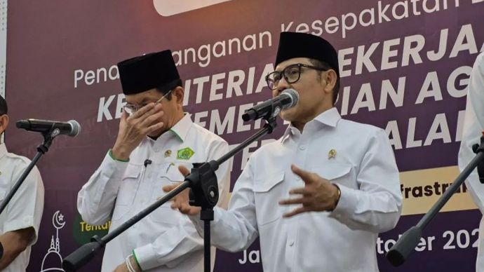 Menteri Koordinator Bidang Pemberdayaan Masyarakat (Menko PM) Abdul Muhaimin Iskandar atau Cak Imin (kanan) dalam konferensi pers di Jakarta, Selasa (14/10/2025). 