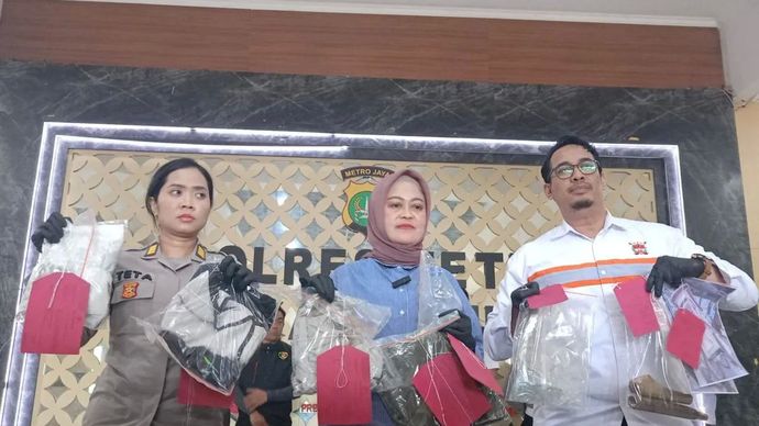 Kepala Unit Perlindungan Perempuan dan Anak AKP Sri Yatmini (tengah) di Mapolres Metro Jakarta Timur, Rabu (22/10/2025).
