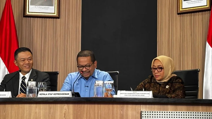 Menlu RI Sugiono (kiri), Kepala Staf Kepresidenan Muhammad Qodari, dan Menteri PPPA Arifah Fauzi dalam konferensi pers di Jakarta, Rabu (22/4/2026) ANTARA/Prisca Triferna Violleta
