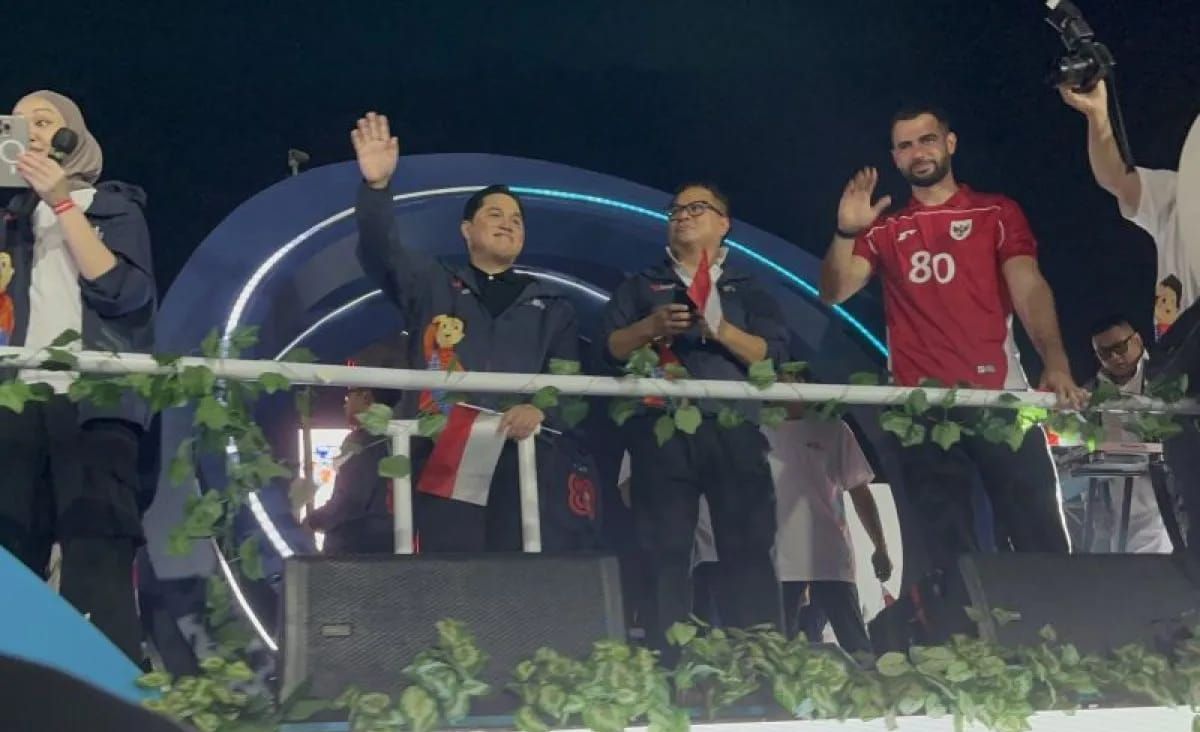 Pemain bola Jordi Amat bersama Menteri BUMN Erick Thohir ikut naik dalam truk Karnval Kemerdekaan dari Kementerian Badan Usaha Milik Negara (BUMN) dalam kegiatan memperingati HUT ke-80 Republik Indonesia, di Jakarta, Minggu 17 Agustus 2025. (ANTARA/S <b>(Antara)</b>