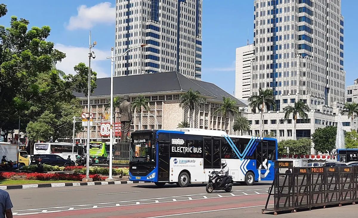 Bus Transjakarta melintas di Jalan Merdeka Selatan arah Balai Kota DKI Jakarta, Kamis, 28 Agustus 2025. <b>(ANTARA)</b>