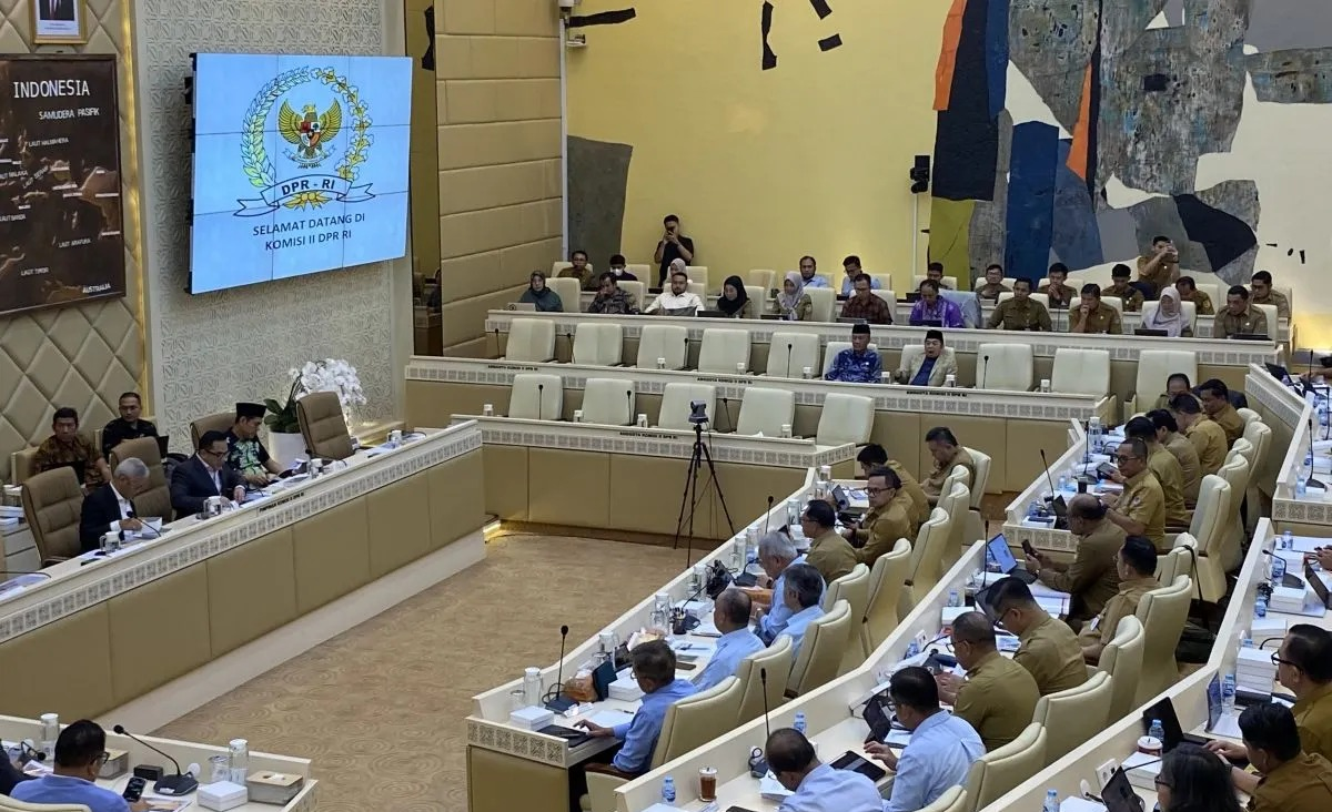 Komisi II DPR RI menggelar rapat kerja dan rapat dengar pendapat dengan Menteri Dalam Negeri sekaligus Kepala Badan Nasional Pengelola Perbatasan Tito Karnavian serta Kepala Otorita Ibu Kota Nusantara (IKN) Basuki Hadimuljono di kompleks parlemen, Se <b>(Antara)</b>