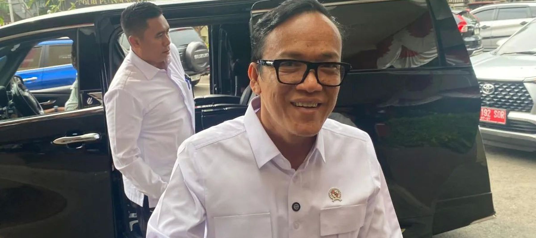 Wakil Menteri Ketenagakerjaan Immanuel Ebenezer Gerungan (Noel) mendampingi korban penahanan ijazah oleh PT Duta Palma, Hebben Tarnando untuk memenuhi panggilan di Polres Metro Jakarta Selatan (Polres Metro Jaksel), Jakarta, Senin, 14 Juli 2025.