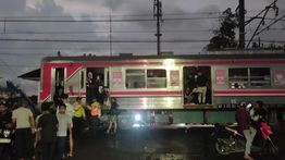 Penumpang Dengar 3 Ledakan Sebelum KRL Duri-Tangerang Berhenti