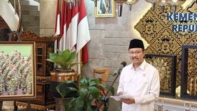 Menteri Sosial Saifullah Yusuf membebastugaskan Edi Suharto dari jabatannya sebagai Staf Ahli Bidang Perubahan dan Dinamika Sosial, setelah yang bersangkutan ditetapkan tersangka oleh Komisi Pemberantasan Korupsi (KPK).