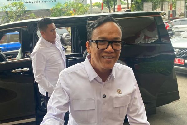 Wakil Menteri Ketenagakerjaan Immanuel Ebenezer Gerungan (Noel) mendampingi korban penahanan ijazah oleh PT Duta Palma, Hebben Tarnando untuk memenuhi panggilan di Polres Metro Jakarta Selatan (Polres Metro Jaksel), Jakarta, Senin, 14 Juli 2025.