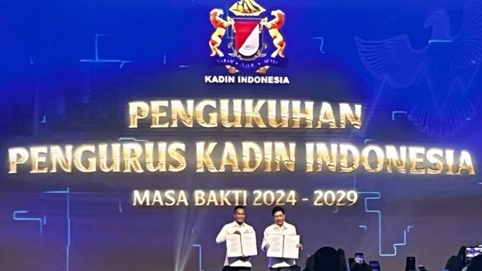 Ketua Umum Kamar Dagang dan Industri (Kadin) Indonesia Anindya Novyan Bakrie berfoto bersama Ketua Dewan Pertimbangan Kadin Indonesia Arsjad Rasjid dalam acara Pengukuhan Pengurus Kadin Indonesia Masa Bakti 2024-2029 di Jakarta, Jumat, 14 Maret 2025.