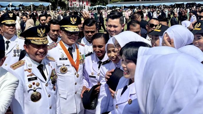 Menteri Dalam Negeri (Mendagri) Tito Karnavian (kiri) menyapa sejumlah pamong praja muda IPDN setelah melantik 1.110 Pamong Praja Muda IPDN di Kampus Institut Pemerintahan Dalam Negeri (IPDN) Jatinangor, Kabupaten Sumedang, Jawa Barat, Senin, 28 Juli