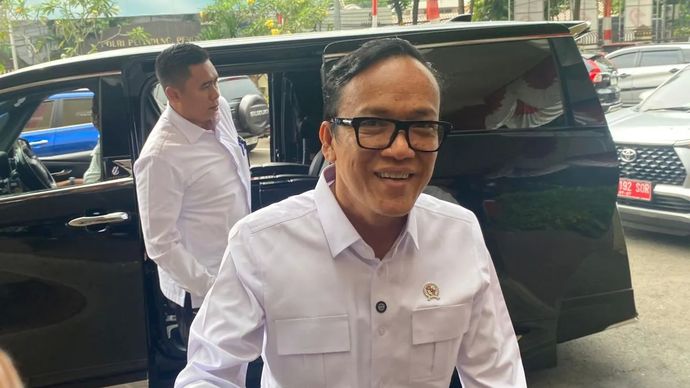 Wakil Menteri Ketenagakerjaan Immanuel Ebenezer Gerungan (Noel) mendampingi korban penahanan ijazah oleh PT Duta Palma, Hebben Tarnando untuk memenuhi panggilan di Polres Metro Jakarta Selatan (Polres Metro Jaksel), Jakarta, Senin, 14 Juli 2025.