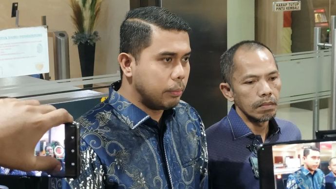 Kuasa hukum Azizah Salsha, Anindya Dipo Pratama (kiri) dan Martadinata (kanan), berbicara dengan awak media di Gedung Bareskrim Polri, Jakarta, Jumat, 19 September 2025.