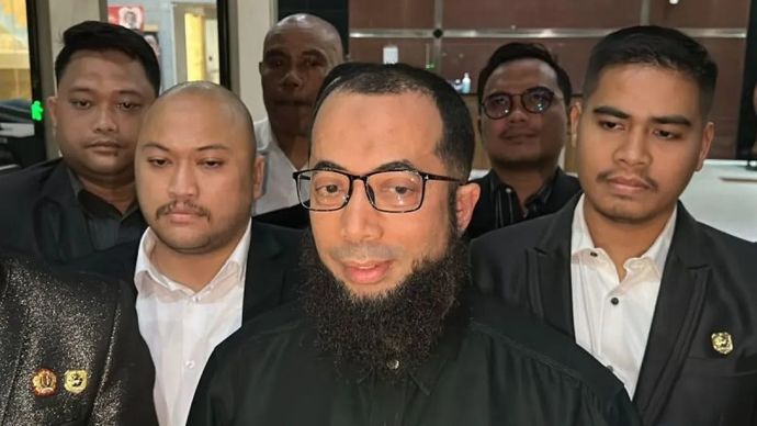 Pendakwah, pemilik agensi perjalanan haji PT Zahra Oto Mandiri atau Uhud Tour, sekaligus Ketua asosiasi Majelis Utama Travel Indonesia Arahan Haji dan Umrah (Mutiara Haji) Khalid Zeed Abdullah Basalamah memberikan keterangan setelah diperiksa Komisi Pemberantasan Korupsi sebagai saksi kasus dugaan korupsi penentuan kuota dan penyelenggaraan ibadah haji pada Kementerian Agama tahun 2023&ndash;2024, di Gedung Merah Putih KPK, Jakarta, Selasa 9 September 2025. (ANTARA/Rio Feisal)
