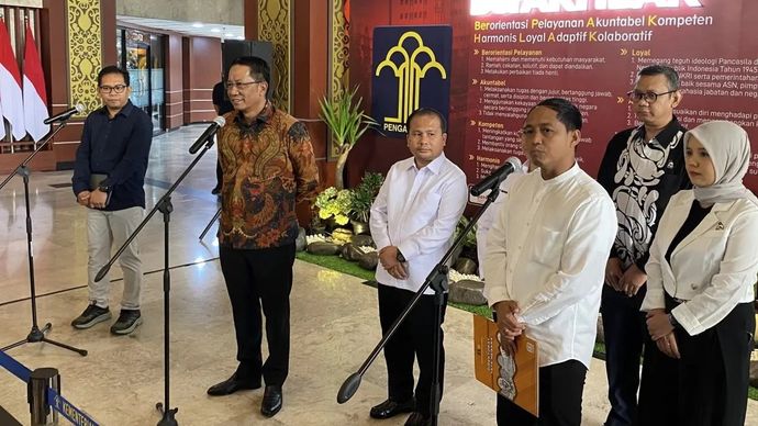 Menteri Hukum Supratman Andi Agtas (tengah) dan Sekretaris Jenderal Partai Solidaritas Indonesia Raja Juli Antoni (kanan) menyampaikan keterangan kepada pers usai serah terima surat keputusan di Kantor Kementerian Hukum, Jakarta.