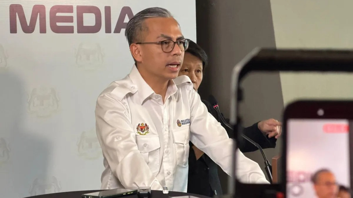 Arsip - Menteri Komunikasi Malaysia Fahmi Fadzil saat memberikan keterangan kepada wartawan di Gedung Kementerian Komunikasi Malaysia, di Putrajaya, Malaysia, Rabu (8/4/2026). (ANTARA/Rangga Pandu Asmara Jingga)