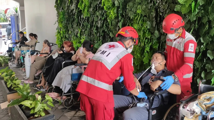Sejumlah penghuni Apartemen Mediterania, Tanjung Duren Selatan, Grogol Petamburan, Jakarta Barat, mengalami sesak nafas setelah terpapar asap kebakaran, Kamis (30/4/2026). ANTARA/Risky Syukur