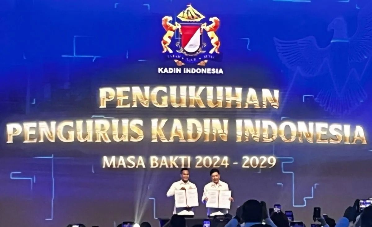 Ketua Umum Kamar Dagang dan Industri (Kadin) Indonesia Anindya Novyan Bakrie berfoto bersama Ketua Dewan Pertimbangan Kadin Indonesia Arsjad Rasjid dalam acara Pengukuhan Pengurus Kadin Indonesia Masa Bakti 2024-2029 di Jakarta, Jumat, 14 Maret 2025. <b>(Antara)</b>