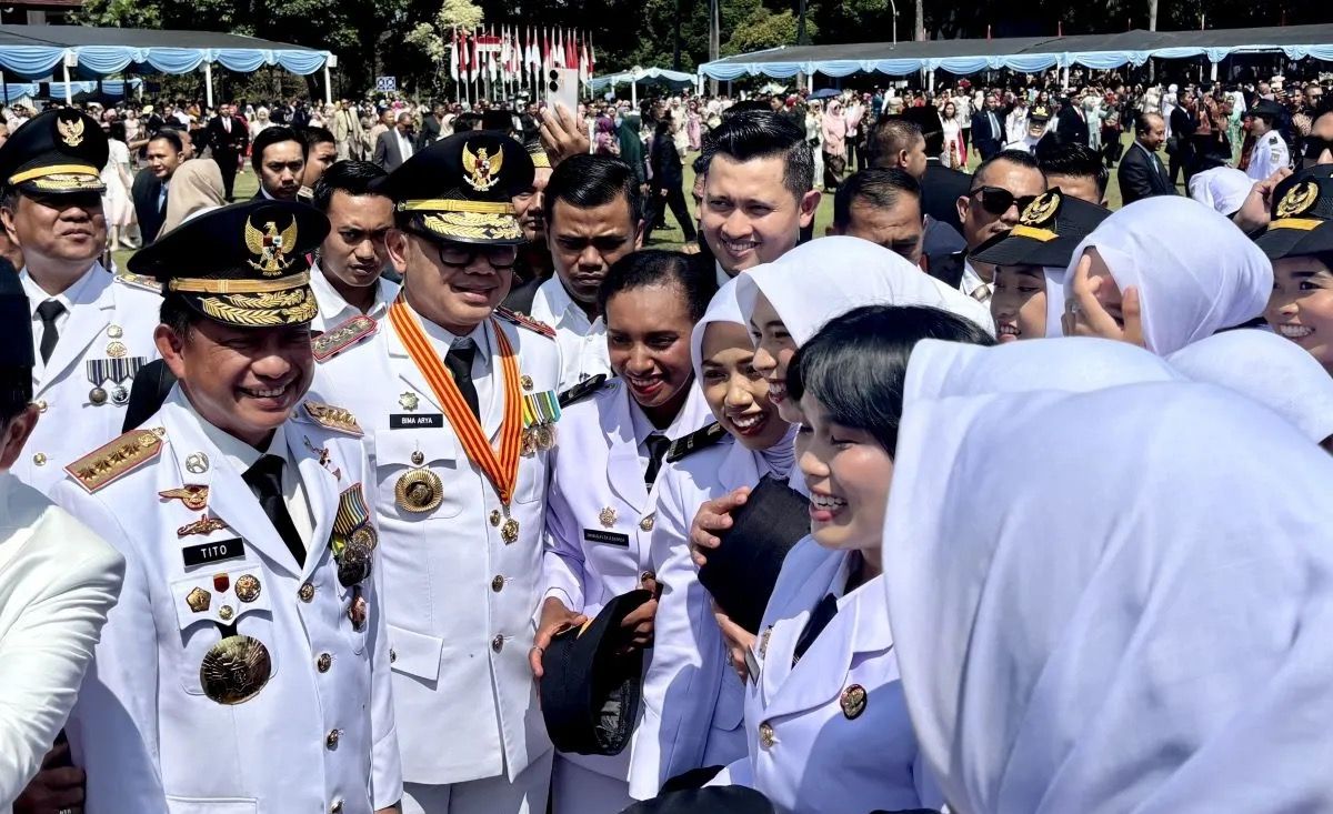 Menteri Dalam Negeri (Mendagri) Tito Karnavian (kiri) menyapa sejumlah pamong praja muda IPDN setelah melantik 1.110 Pamong Praja Muda IPDN di Kampus Institut Pemerintahan Dalam Negeri (IPDN) Jatinangor, Kabupaten Sumedang, Jawa Barat, Senin, 28 Juli <b>(Antara)</b>