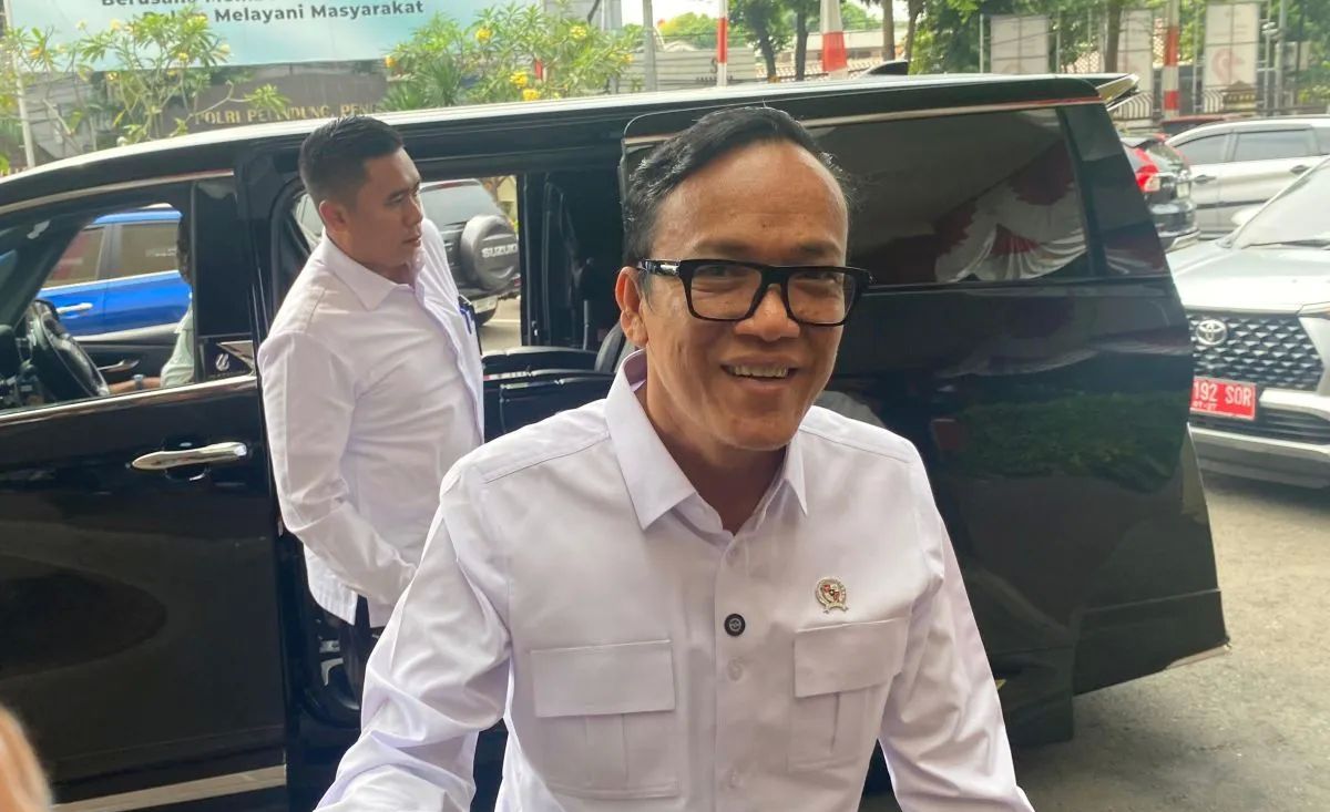 Wakil Menteri Ketenagakerjaan Immanuel Ebenezer Gerungan (Noel) mendampingi korban penahanan ijazah oleh PT Duta Palma, Hebben Tarnando untuk memenuhi panggilan di Polres Metro Jakarta Selatan (Polres Metro Jaksel), Jakarta, Senin, 14 Juli 2025. <b>(ANTARA)</b>