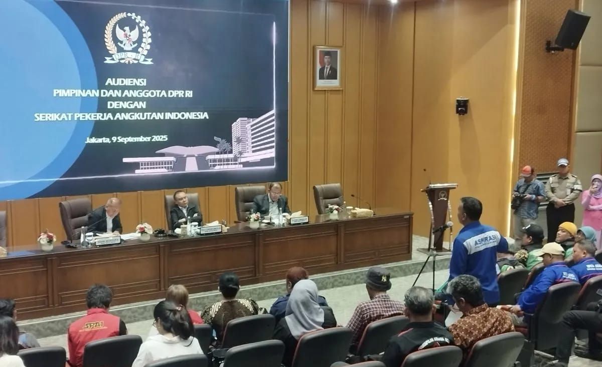 Wakil Ketua DPR RI Sufmi Dasco Ahmad menerima audiensi dari serikat pekerja transportasi daring bersama Wakil Ketua DPR RI Saan Mustopa dan Cucun Ahmad Syamsurizal di kompleks parlemen, Jakarta, Selasa 9 September 2025. ANTARA/Bagus Ahmad Rizaldi. <b>(Antara)</b>