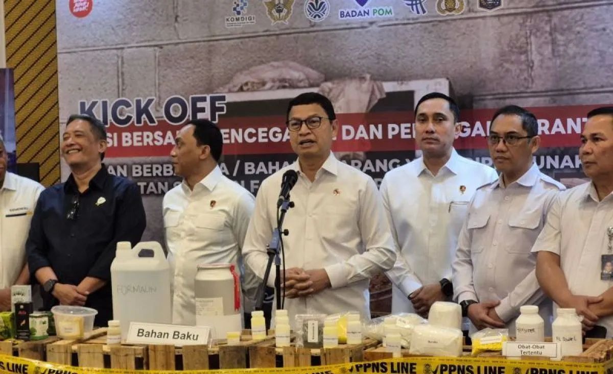 Kepala BPOM Taruna Ikrar (tengah) dalam konferensi pers di Jakarta, Senin, 15 September 2025. <b>(ANTARA)</b>